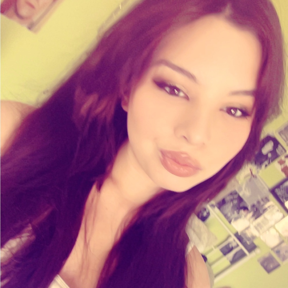 I’m Vanessa and I’m a broke 17 year old who would happily take your old clothes